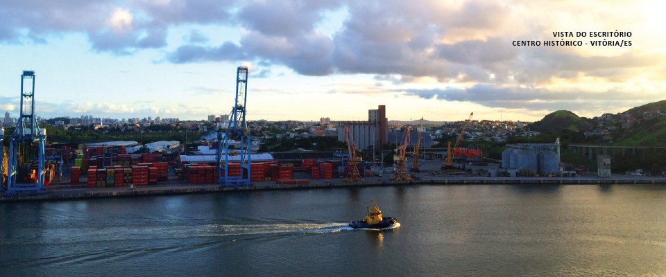 Vista do porto de Vitória a partir da janela do escritório, no Centro Histórico.